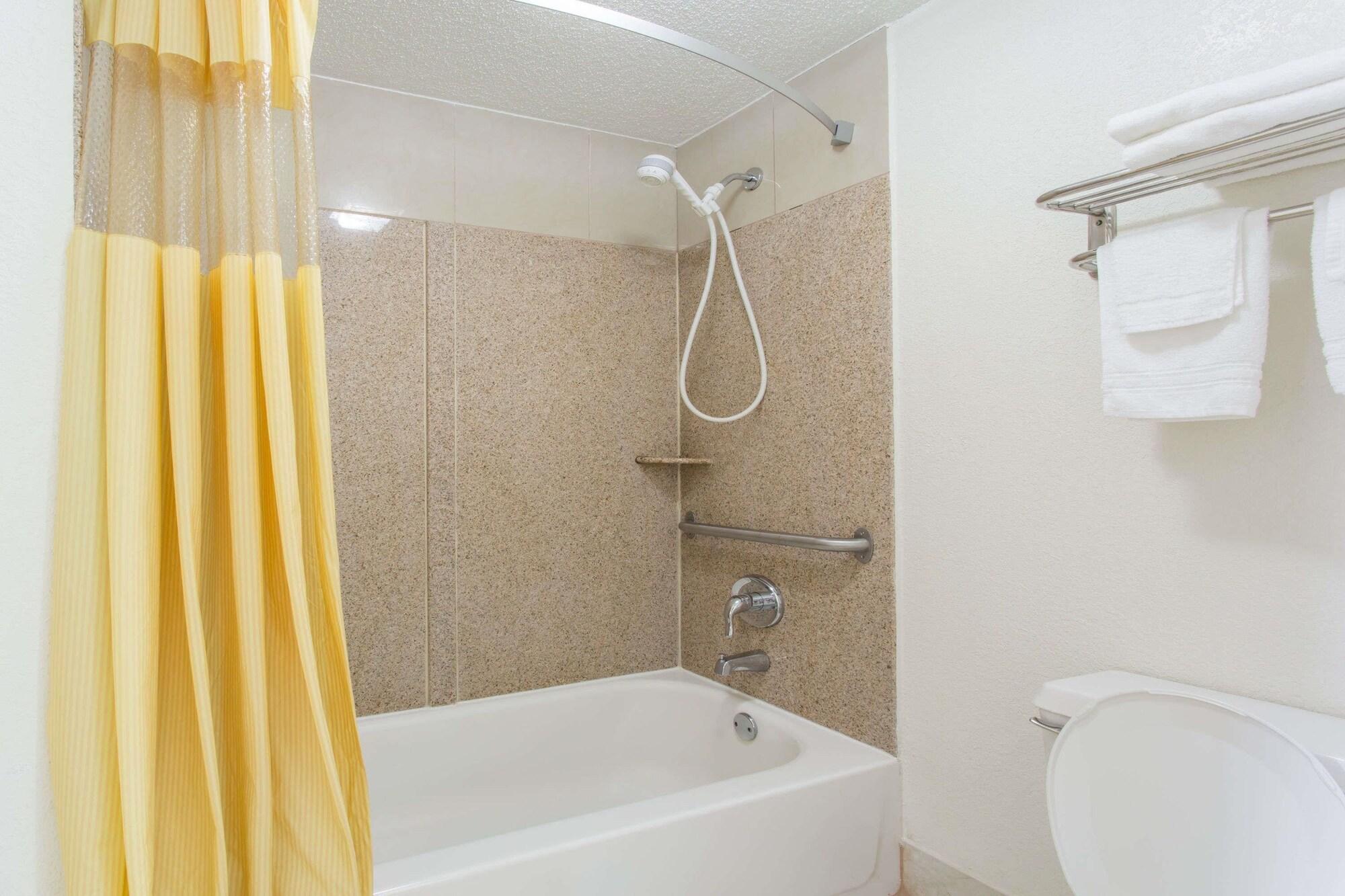 Days Inn By Wyndham Virginia Beach Town Center Екстер'єр фото